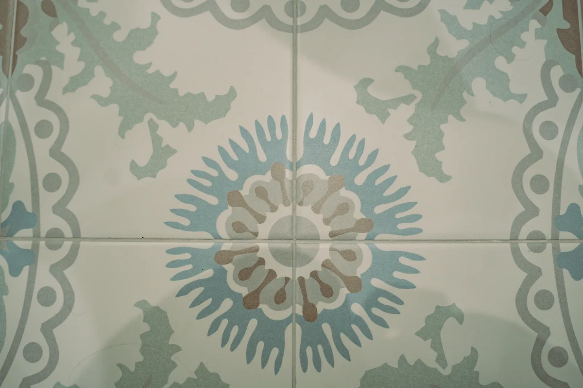 Patroonvloer in blauw, wit en beige, van dichtbij
