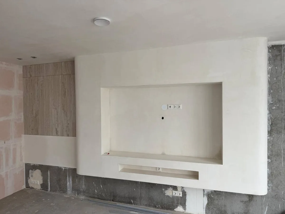 Cinewall in opbouw met een uitsparing voor het scherm, de wanden nog onafgewerkt